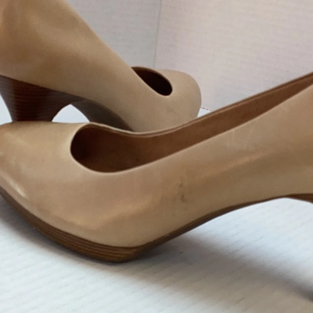 Clarks NWOT Tempt Appeal Women’s size 10 Platform Heels in Nude Leather